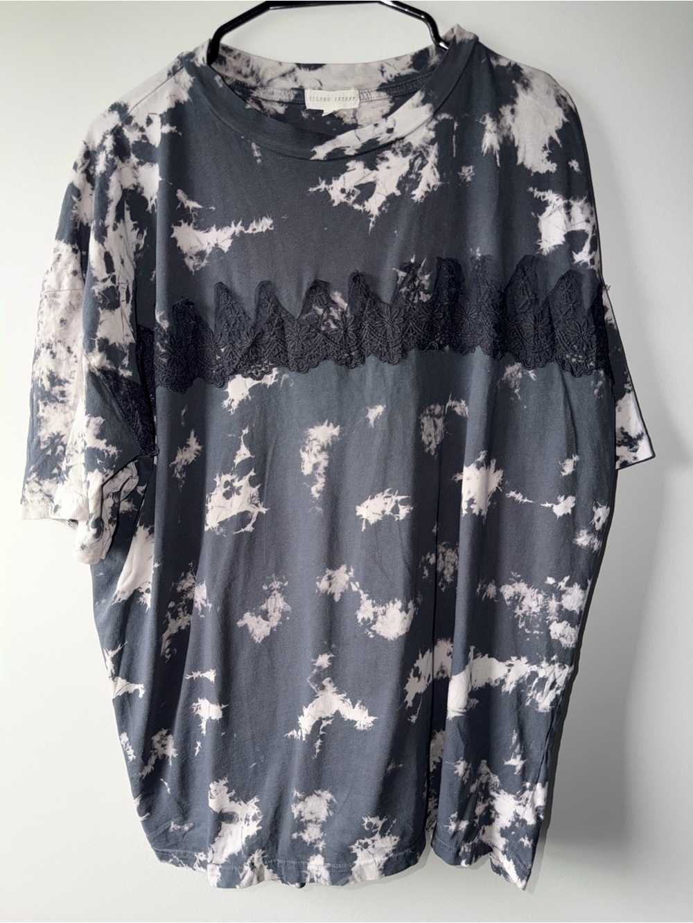 BUCKLE Gilded intent tee